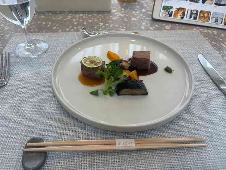 お食事メイン料理の牛ステーキソースはゆず胡椒ソースと牛だしメインのソースから選べる