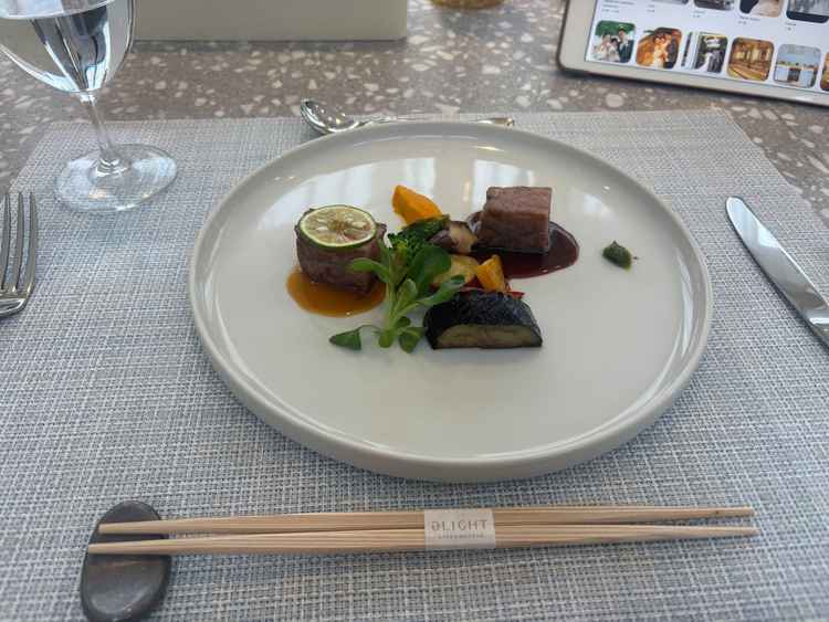 お食事メイン料理の牛ステーキソースはゆず胡椒ソースと牛だしメインのソースから選べる