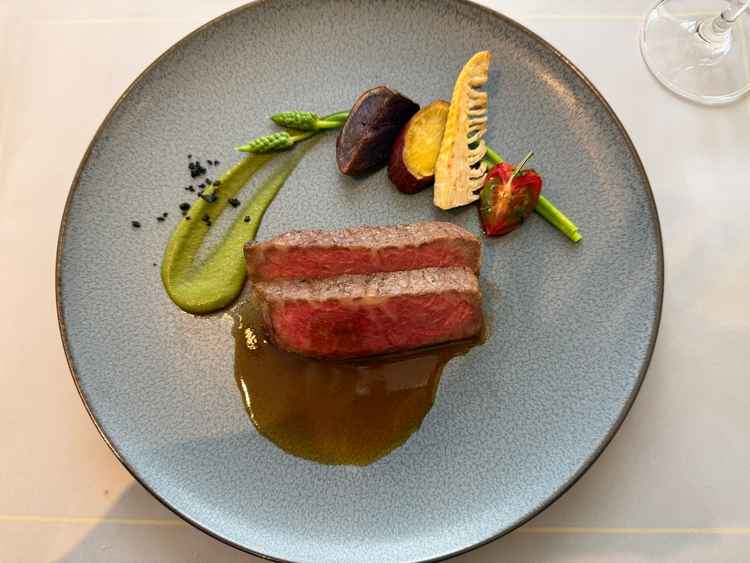 国産牛ロースのグリエです。とても美味しくいただけましたが、少しだけ肉が硬く感じました。
