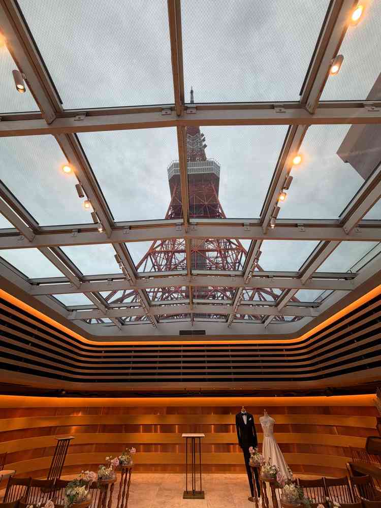 東京タワーの見えるチャペル。ゲストの座席からの見え方まで配慮されており、ダイナミックな印象。