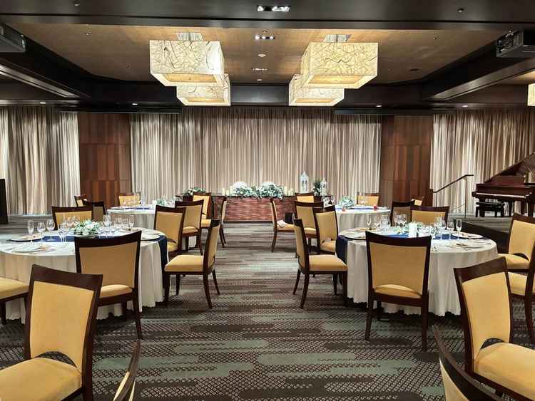 披露宴会場「マグノリア」は、カーテンを閉めると一転して格式高いホテル会場の雰囲気を感じられます。