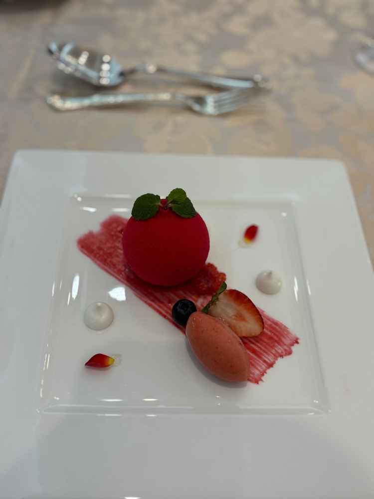 試食会でいただいたデザート（洋風）見た目が華やかなだけでなく、味もとても爽やかで美味しかった。