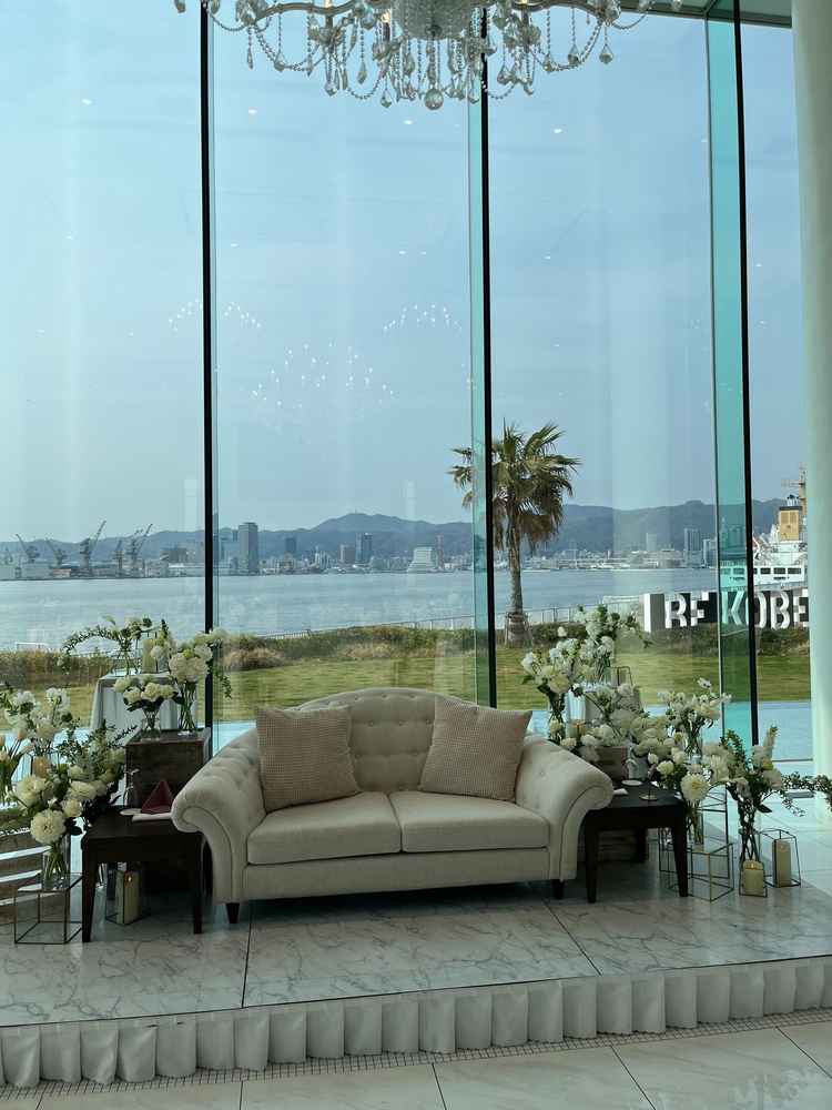 海をバックにした素敵なソファ席