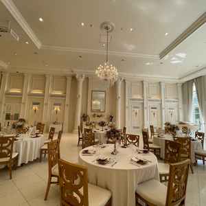 ホワイトハウスの披露宴会場。照明に加え、自然光の入りがあるためかなり明るい。