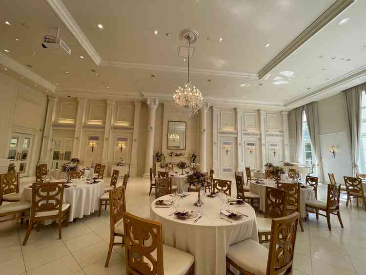 ホワイトハウスの披露宴会場。照明に加え、自然光の入りがあるためかなり明るい。