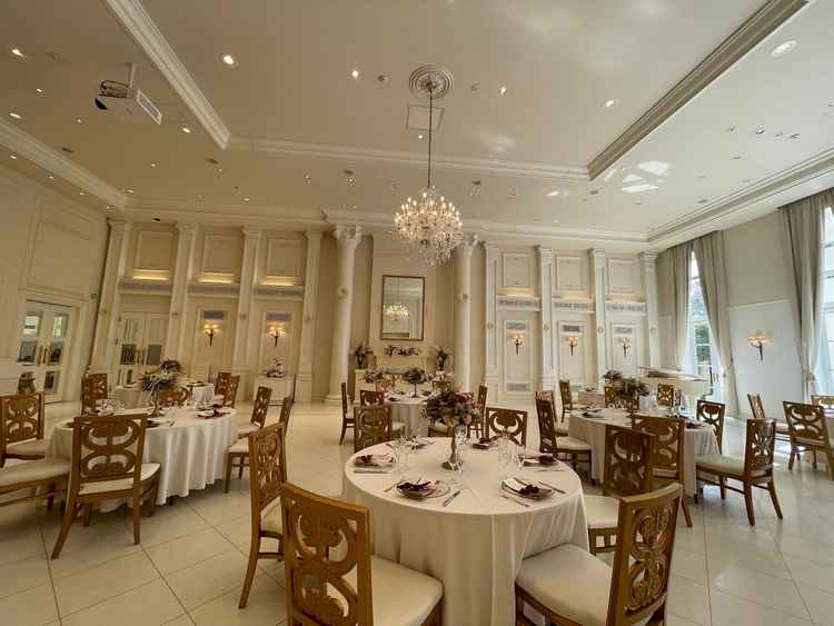 ホワイトハウスの披露宴会場。照明に加え、自然光の入りがあるためかなり明るい。