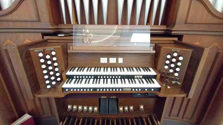 電子だが、パイプオルガン風の立派なオルガンも用意されている