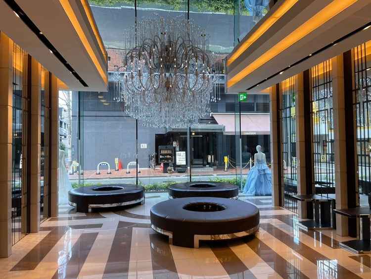 当日の入り口すぐのロビーです。左右の鏡にドアが付いており、中に更衣室がありました。