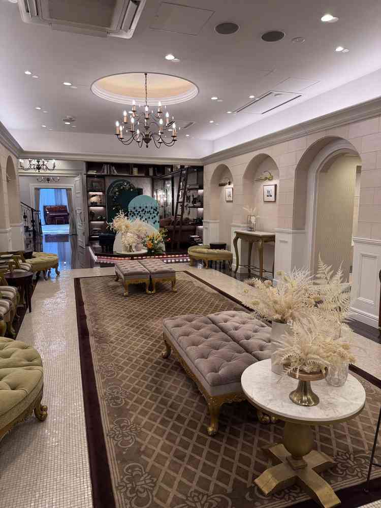 ロビーです。クラシックな雰囲気でとても可愛かったです、好きな装飾や動画を流せるのがいいと思いました。