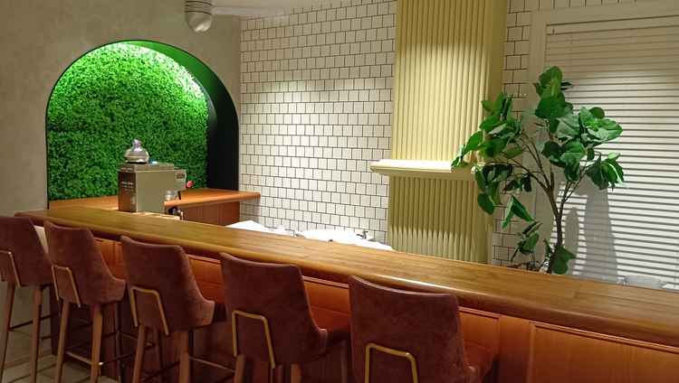 ゲスト待合室。カウンターがあるのがよい。オシャレ。ここでみんなで式前に集まったら話ももりあがり、