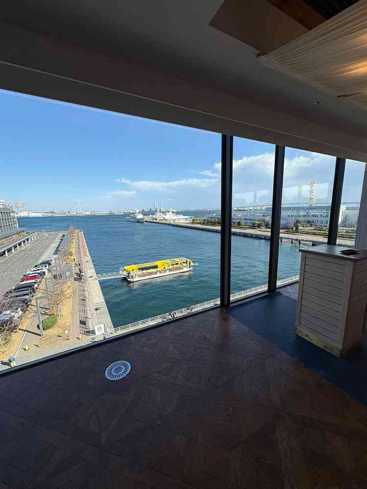 チャペルから見えるみなとみらいの海