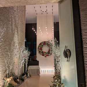 式場の入り口スペースの装飾が豪華で、装飾準備の必要がなかった。