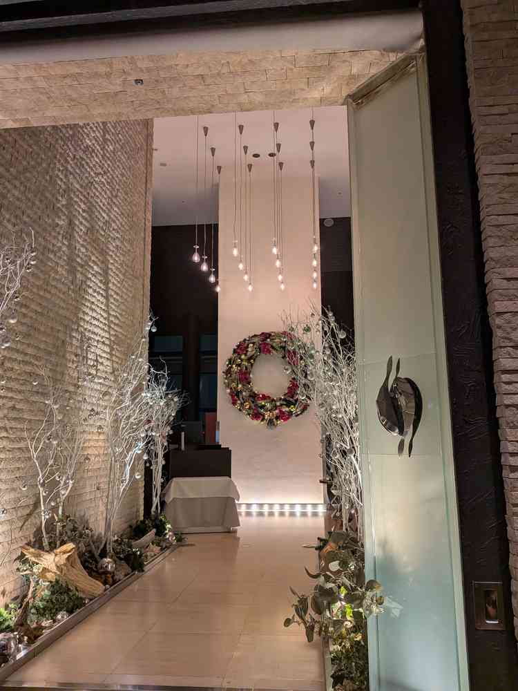 式場の入り口スペースの装飾が豪華で、装飾準備の必要がなかった。