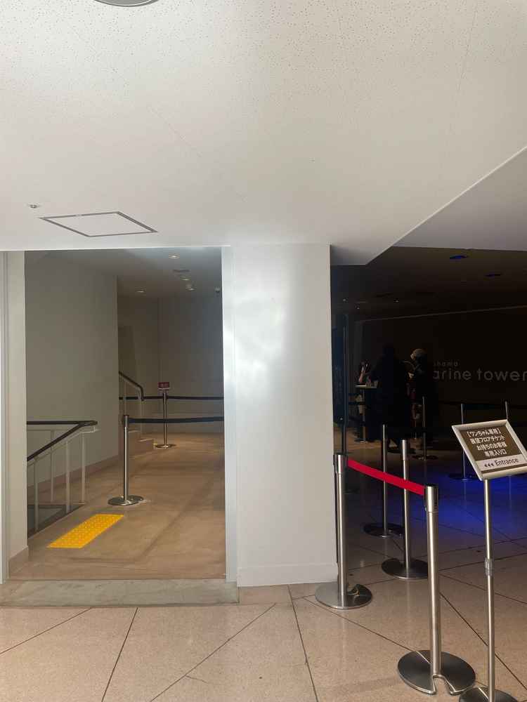 通常の入り口の左側にエレベーターがあり、ここから上に上がるようです