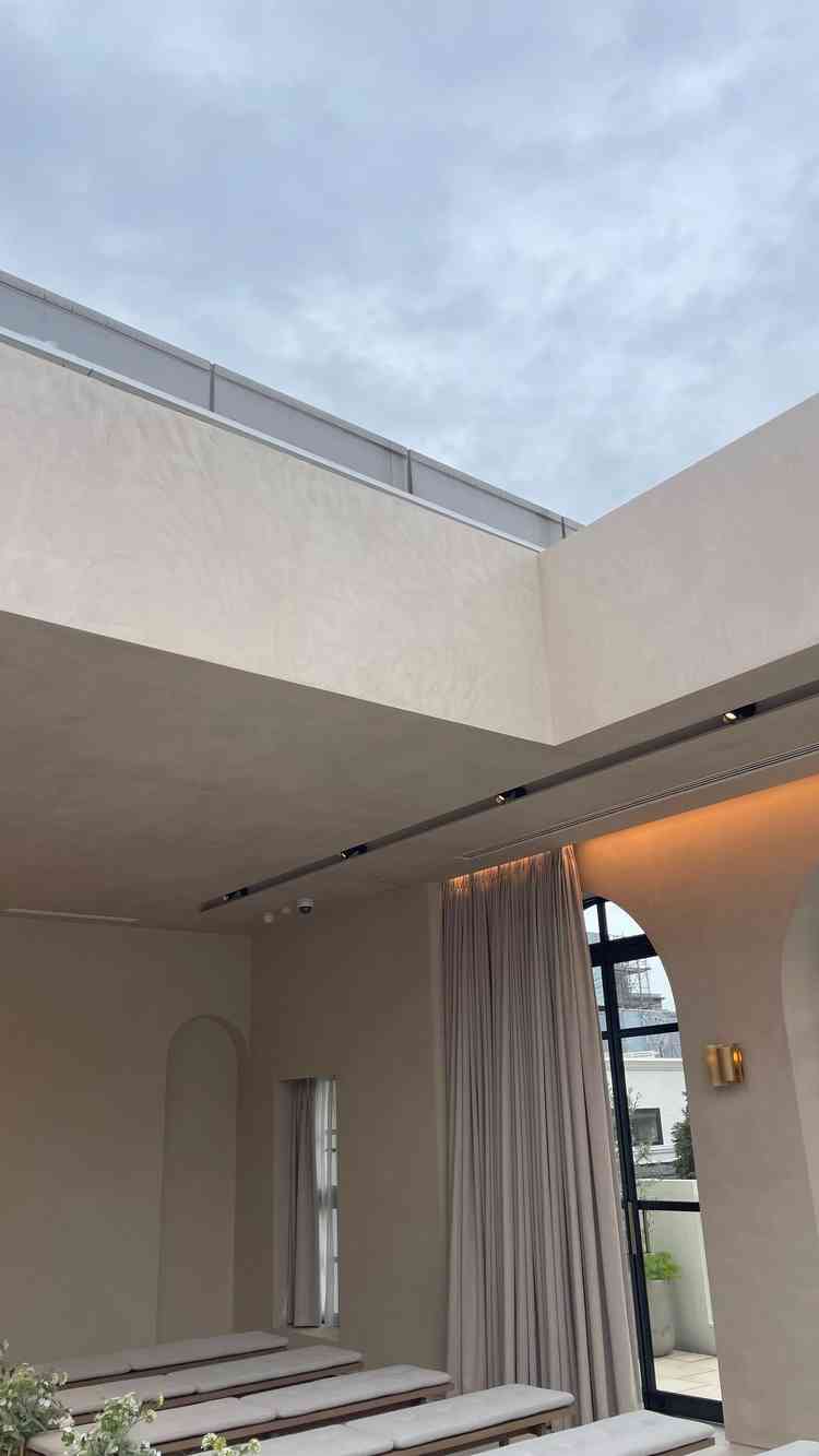 これは新郎新婦側から見たチャペルの吹き抜けです。ゲスト目線上には邪魔する建物がありません。