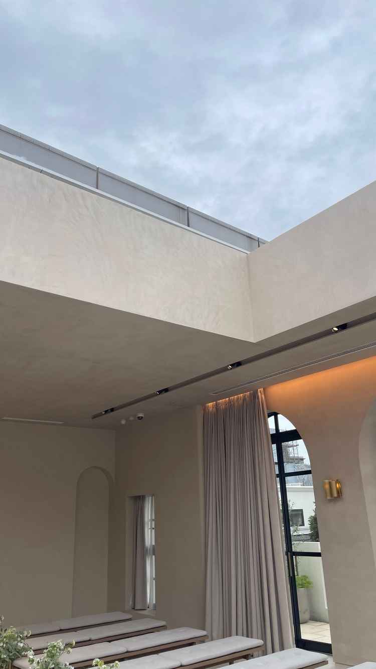 これは新郎新婦側から見たチャペルの吹き抜けです。ゲスト目線上には邪魔する建物がありません。