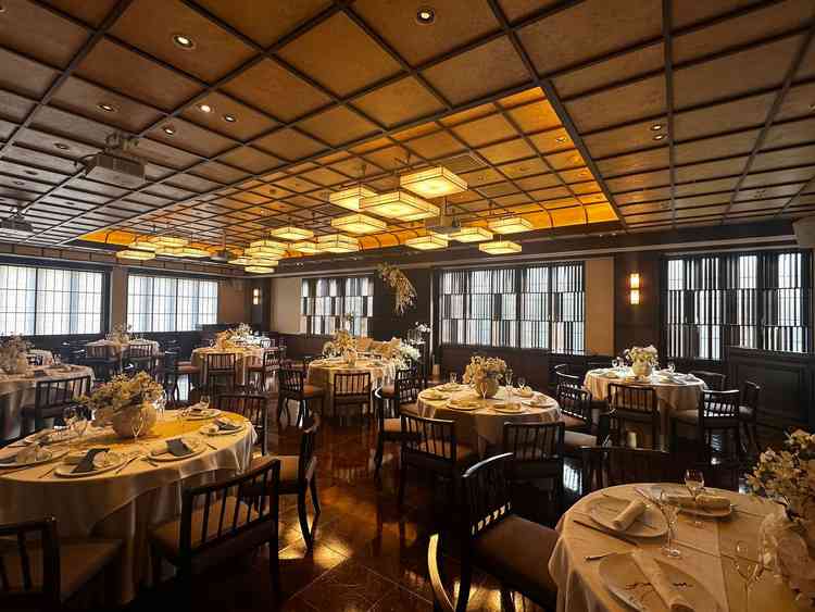 和モダンの披露宴会場。