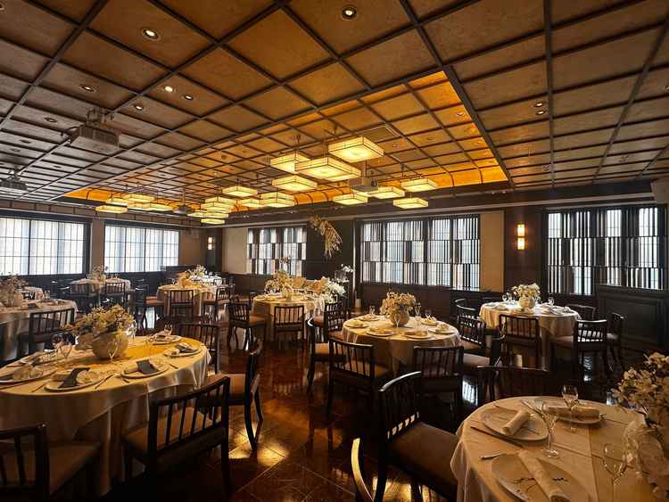 和モダンの披露宴会場。