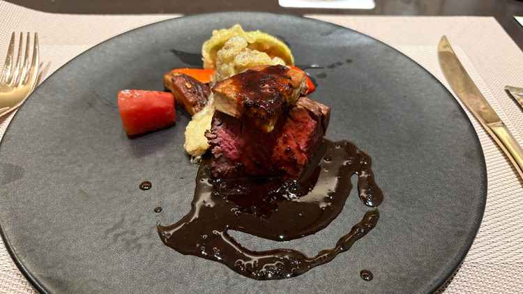 とても柔らかい和牛とフォアグラのキャビアソース。ゲストに喜んでもらえそうな贅沢な一品。