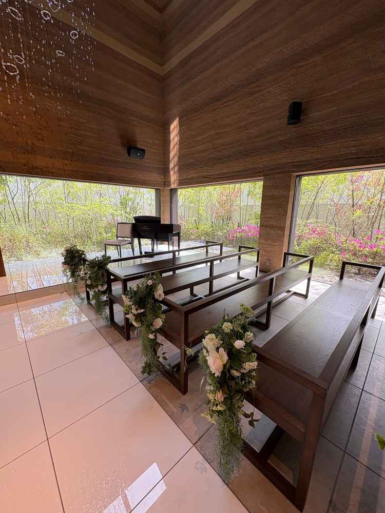 チャペルはやはり木目調のチャペルはとても綺麗で天候に左右されない空間はとても魅力的でした。