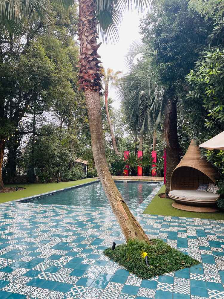 プールのあるお庭です。車での入場もできるそうです。