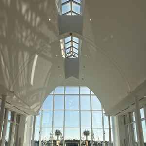 自然光の入る、素敵なチャペル