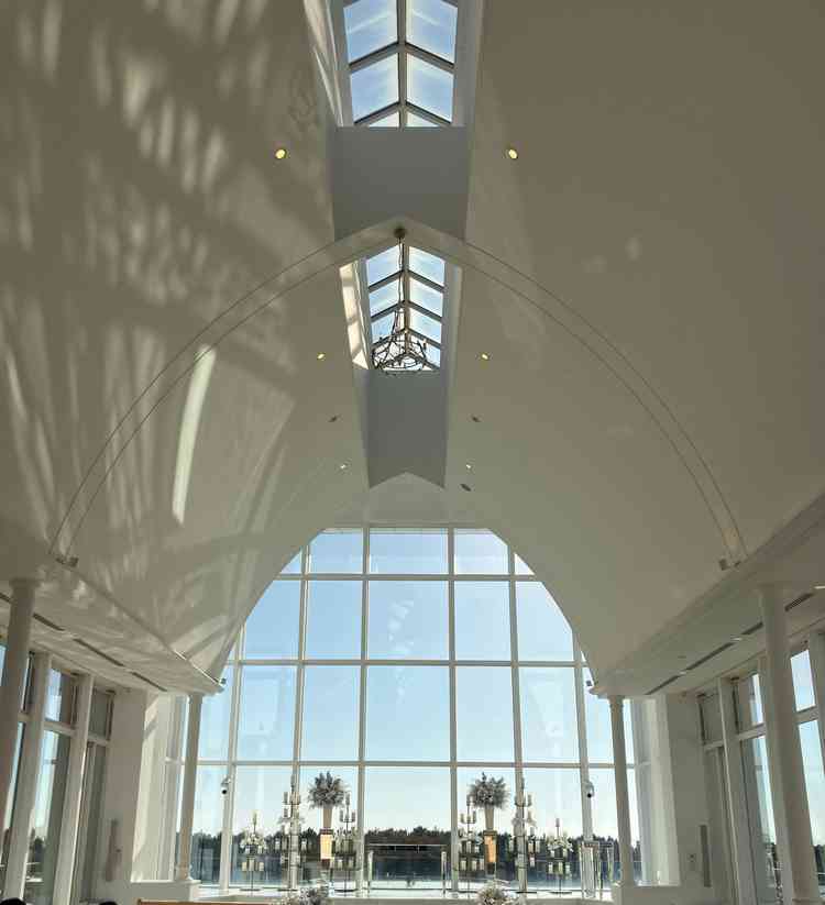 自然光の入る、素敵なチャペル