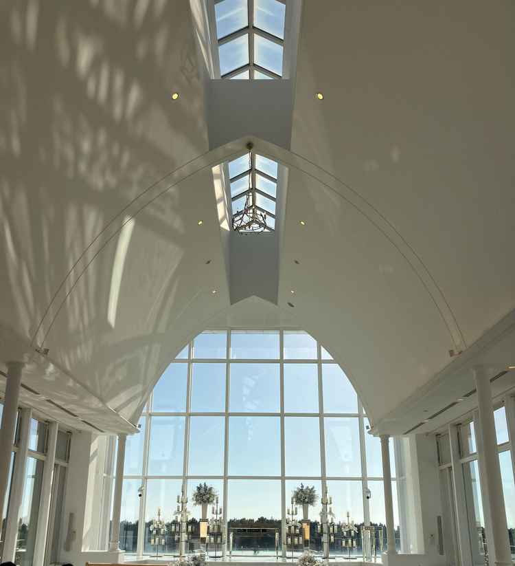 自然光の入る、素敵なチャペル