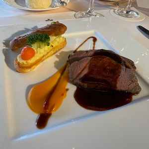 お料理のメインの牛フィレ肉のロースト。2種のソースを使用していてこだわりを感じました。