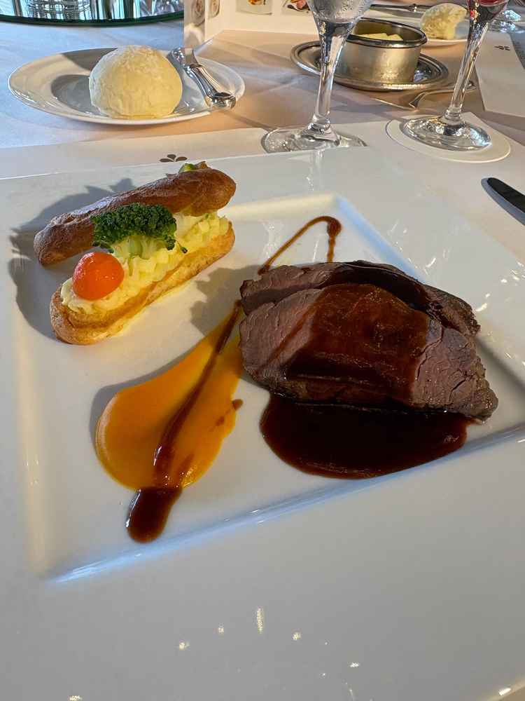 お料理のメインの牛フィレ肉のロースト。2種のソースを使用していてこだわりを感じました。