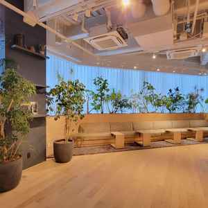 ベンチソファがやさしい雰囲気を演出し、ゲストがゆったりとくつろげそうな落ち着きのある空間と感じました