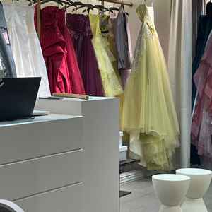 ドレスサロンも見させて頂きました。カラードレスの種類も豊富で良かったです。