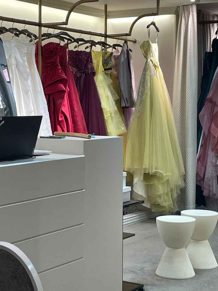 ドレスサロンも見させて頂きました。カラードレスの種類も豊富で良かったです。