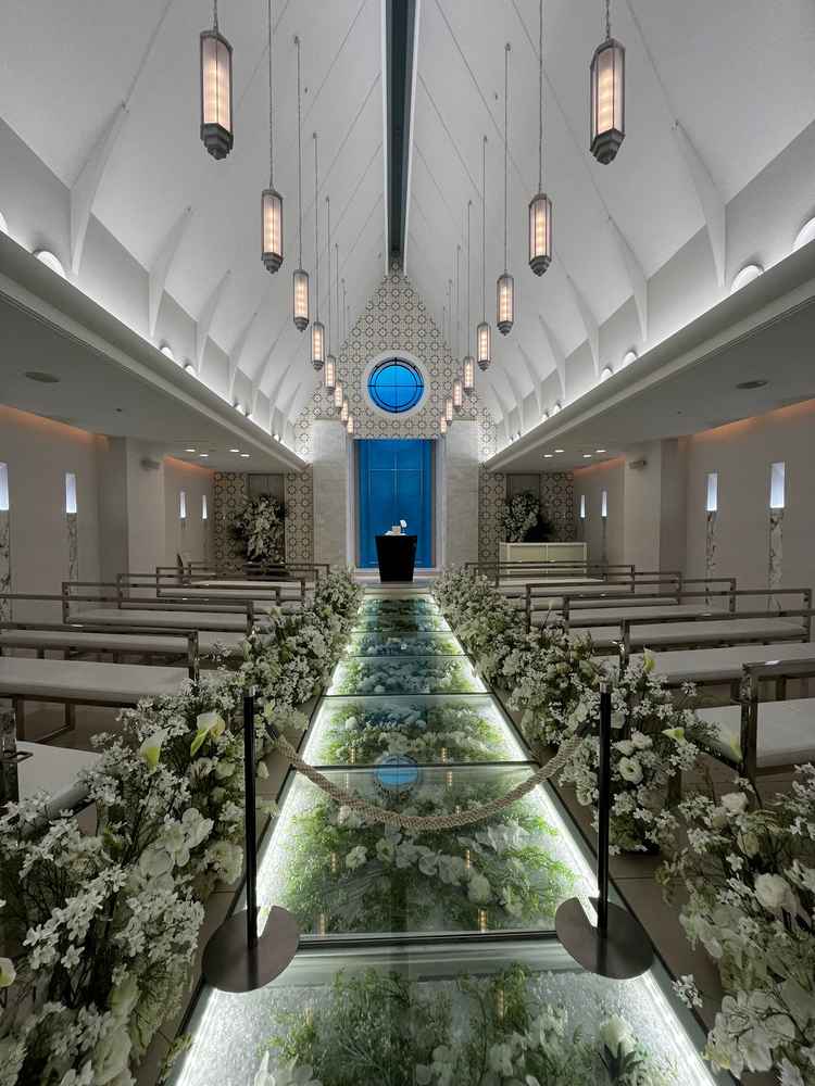 お花が敷き詰められた華やかなバージンロードが魅力的で前室の空間もあり、リラックスして挙式に挑めそう。