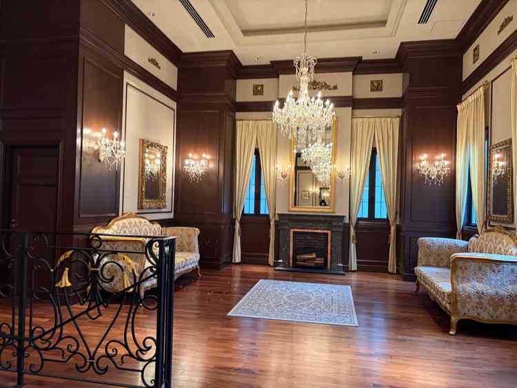 式場前のスペースです。広々としてクラシカルな造りでした。