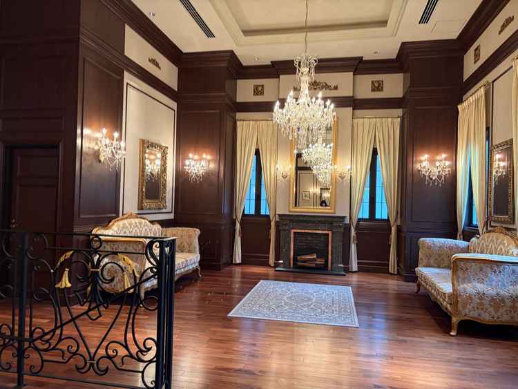 式場前のスペースです。広々としてクラシカルな造りでした。