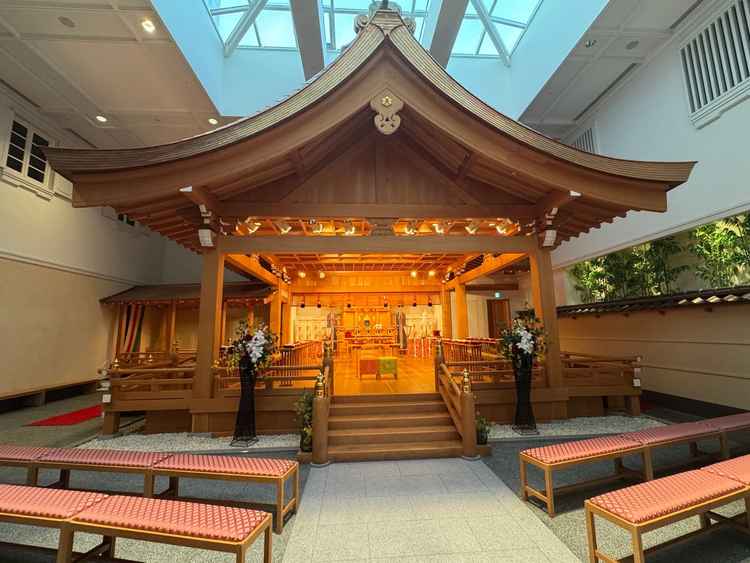 ホテル内にある神殿の写真です。屋内にこのような立派な施設があるのが珍しいと思いました。