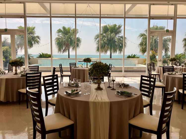 開放感のある披露宴会場