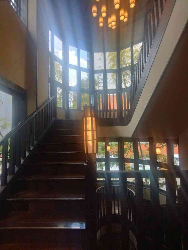 フォトスポットにもなっている螺旋階段。光の入り具合やドレスが映える色味等こだわって作られたらしい。