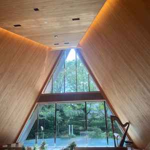 チャペルの写真。イメージ通り温かみを感じることができた。滝の演出には驚いた。