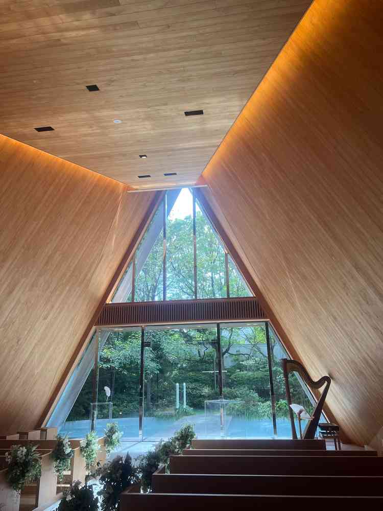 チャペルの写真。イメージ通り温かみを感じることができた。滝の演出には驚いた。