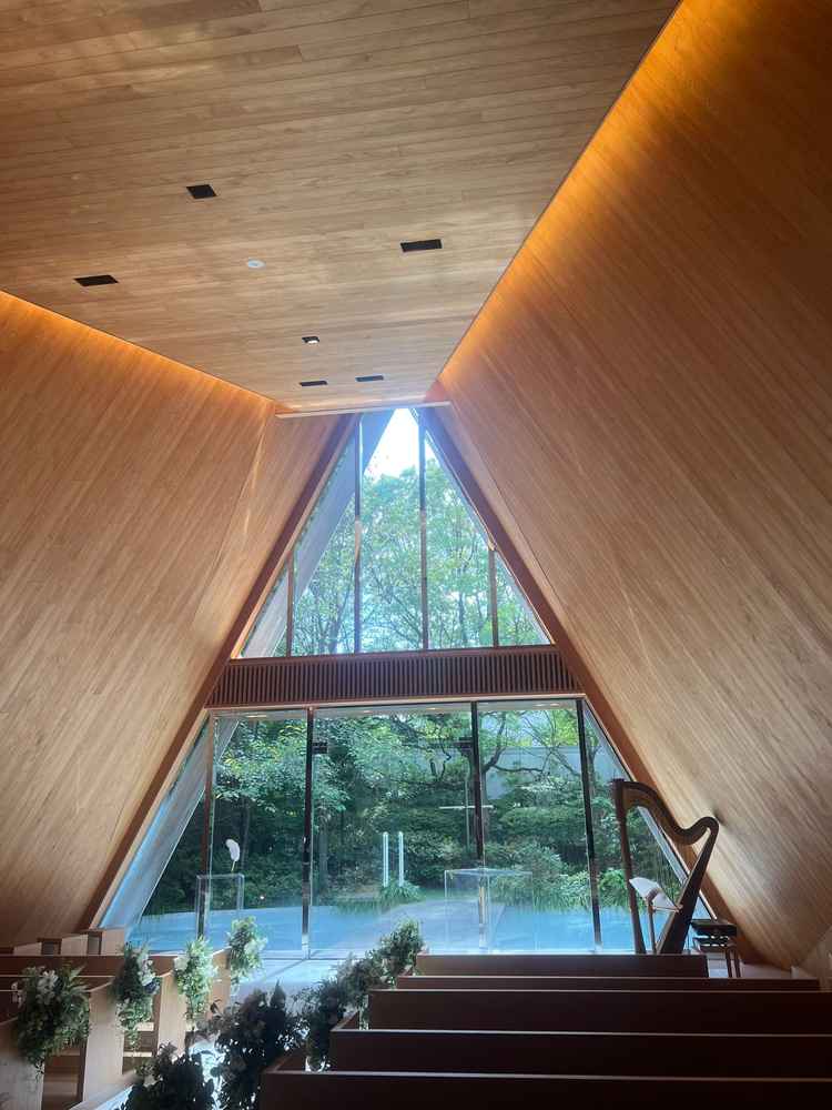 チャペルの写真。イメージ通り温かみを感じることができた。滝の演出には驚いた。