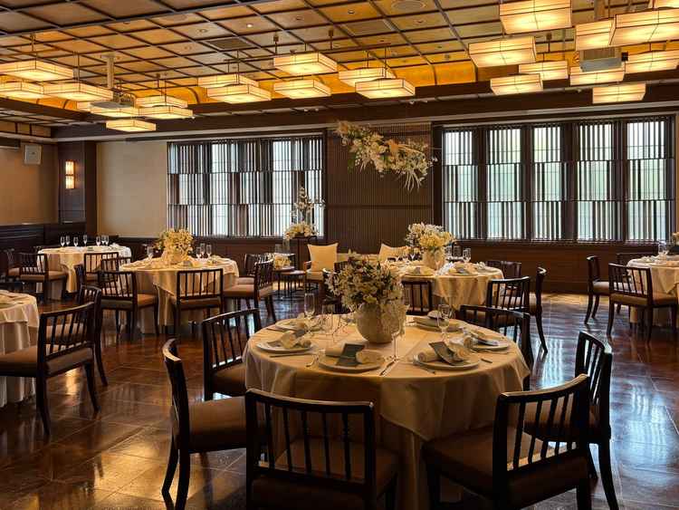 披露宴会場は全体的にモダンな印象で、横に広い会場の為、ゲストの方と距離が近く感じられると思いました。