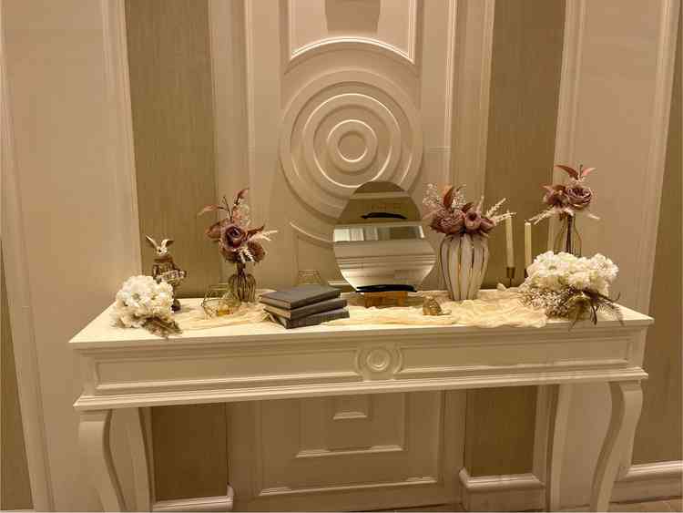 披露宴会場の前室のウェルカムスペースの写真。鏡があるのは、身支度のチェックや写真映えにも良いと思った