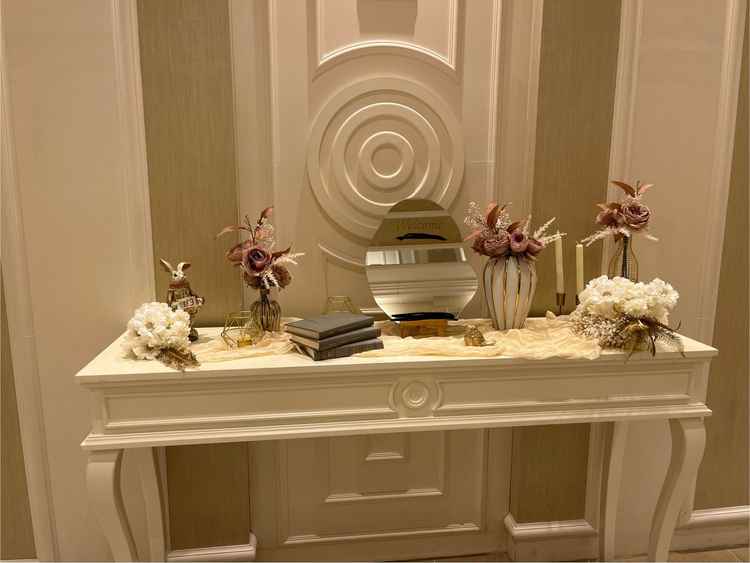 披露宴会場の前室のウェルカムスペースの写真。鏡があるのは、身支度のチェックや写真映えにも良いと思った