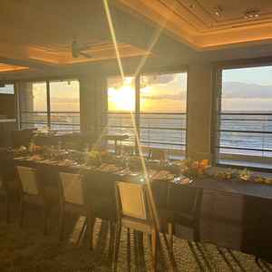 オーシャンビューの披露宴会場で夕日が綺麗でした。