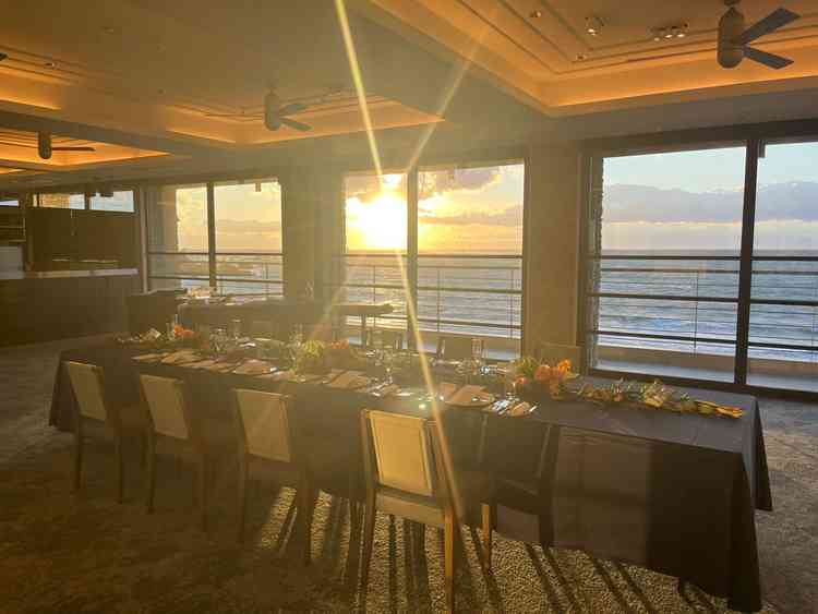 オーシャンビューの披露宴会場で夕日が綺麗でした。