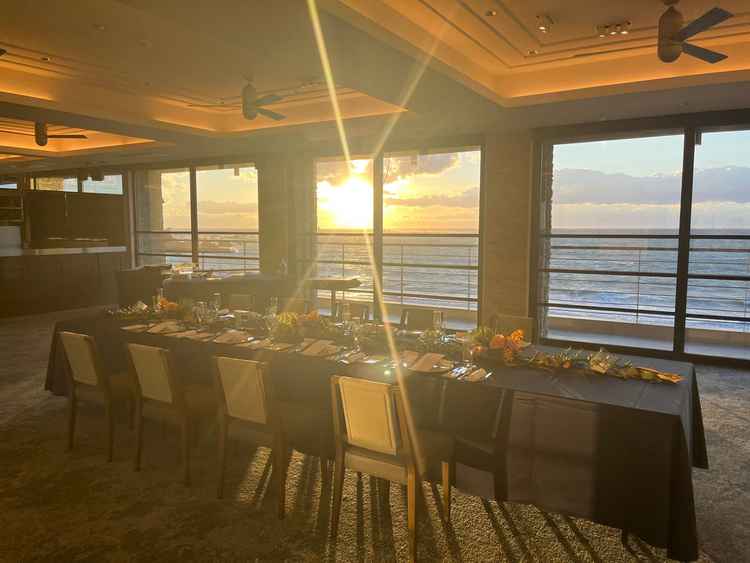 オーシャンビューの披露宴会場で夕日が綺麗でした。