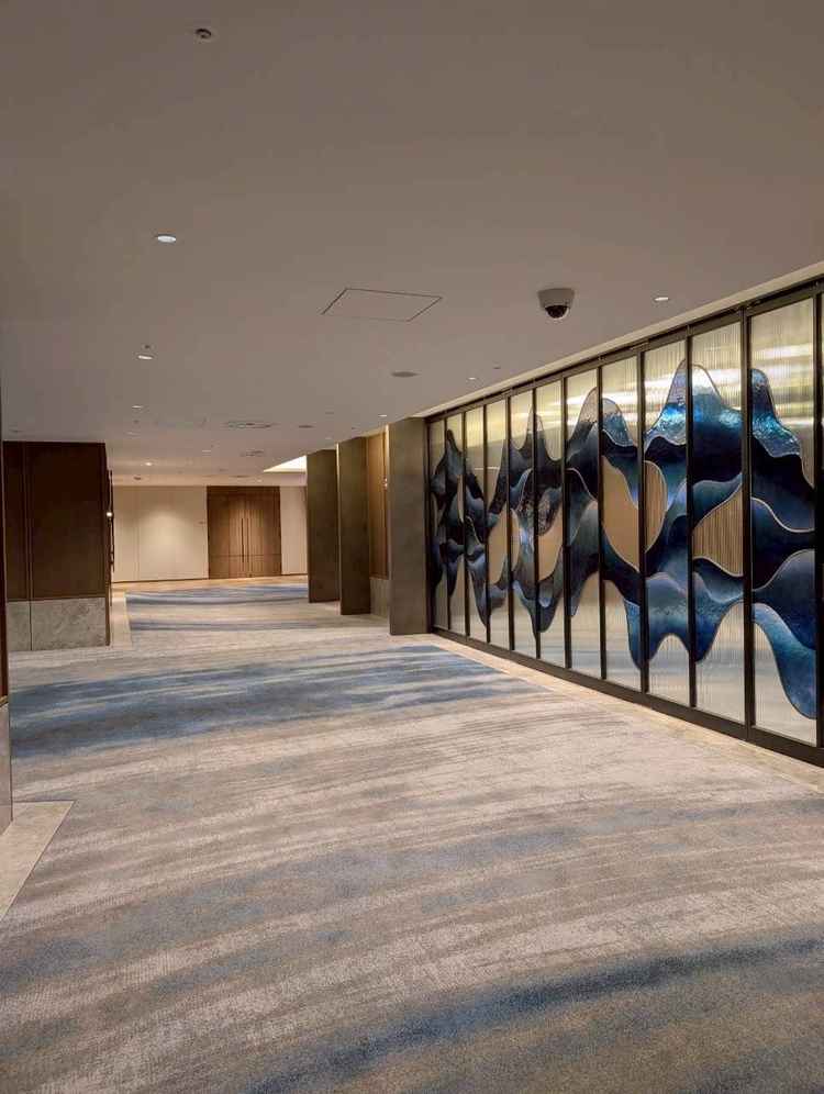 挙式・披露宴会場のあるフロアの廊下。最近リニューアルされたようでとても綺麗でした