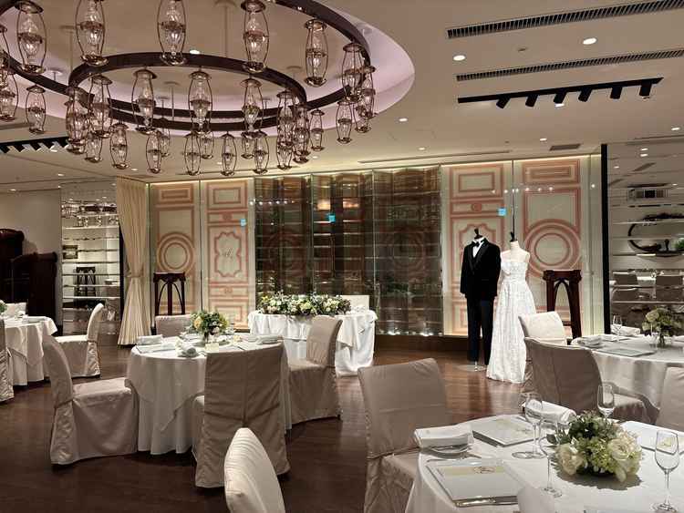 チャペル兼披露宴会場。家族婚には少し広いかなと感じた。